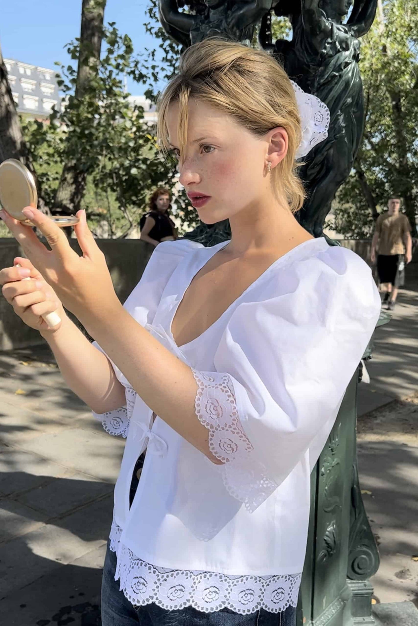 Le chouchou en coton et dentelle de Calais fleurie