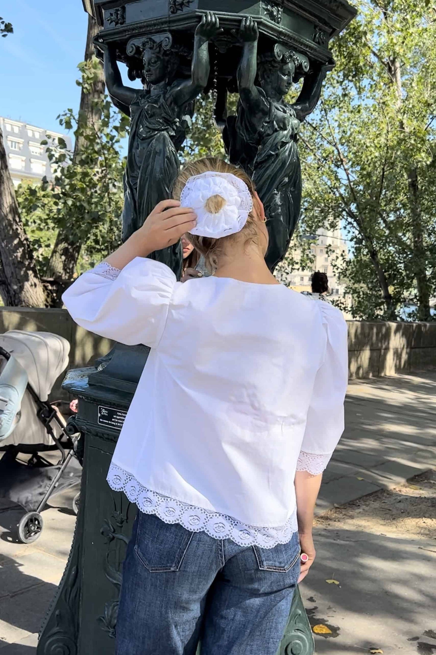 Le chouchou en coton et dentelle de Calais fleurie