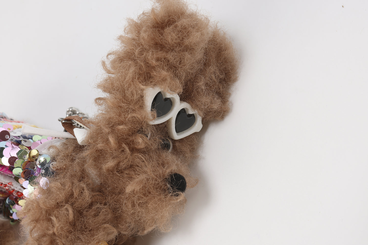 Chiot SFSG Brown Screbble en robe brillante de vacances