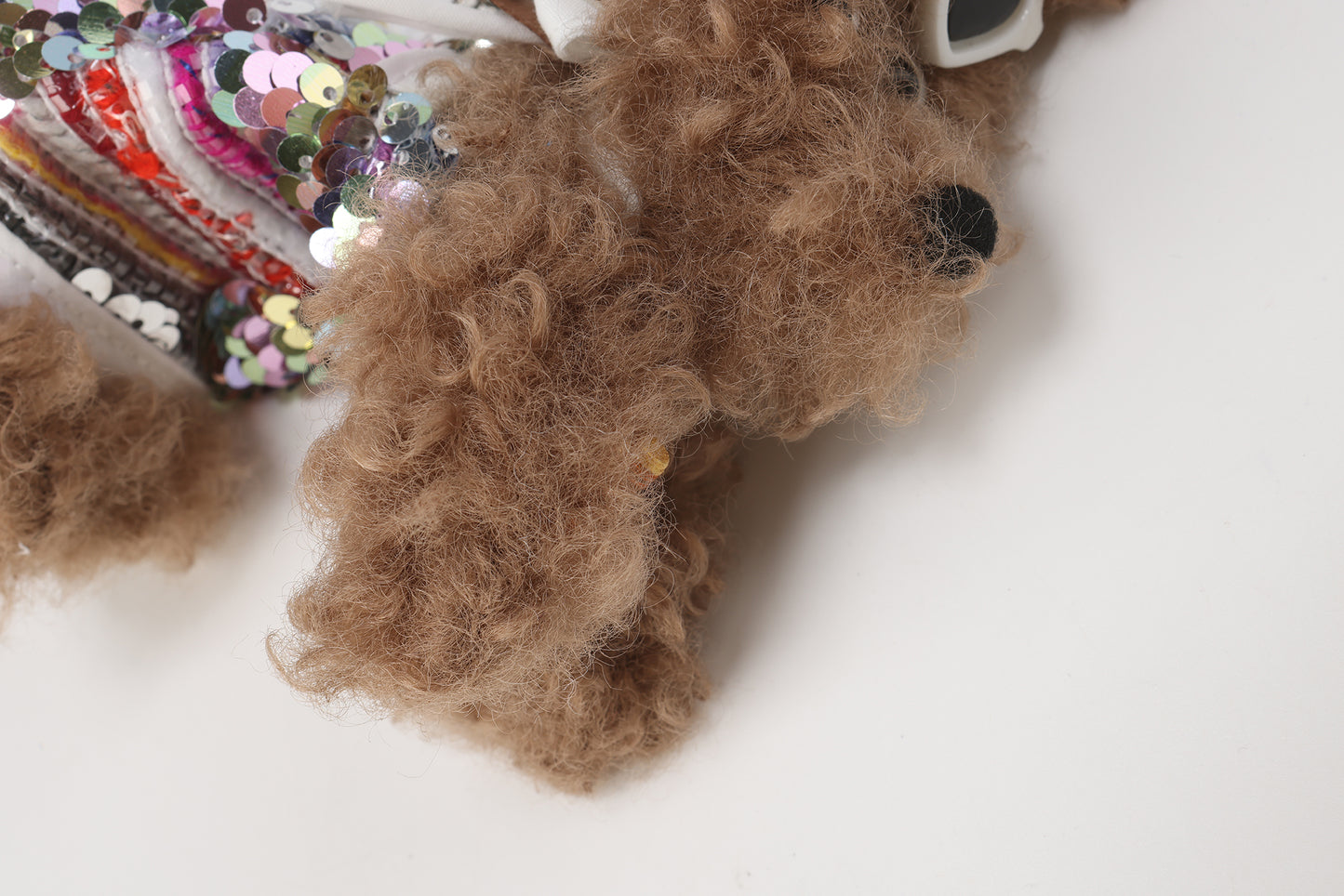 Chiot SFSG Brown Screbble en robe brillante de vacances