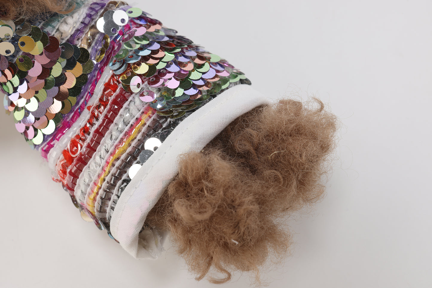 Chiot SFSG Brown Screbble en robe brillante de vacances