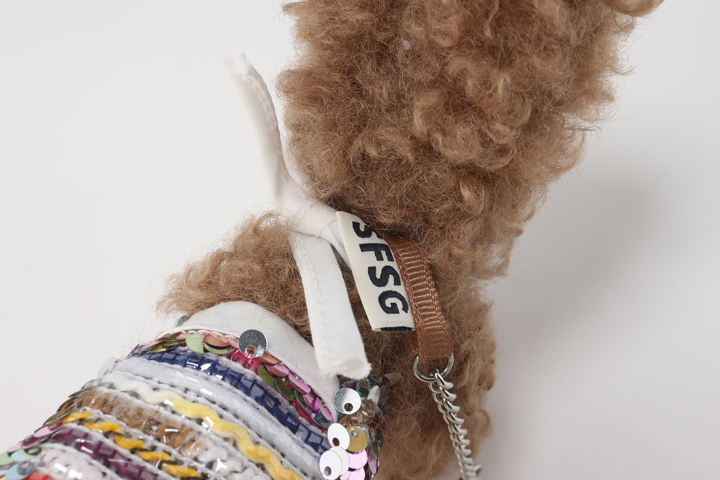 Chiot SFSG Brown Screbble en robe brillante de vacances