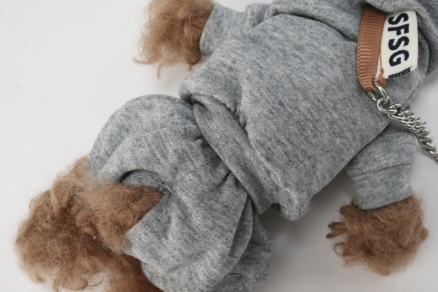 Chiot scribble marron SFSG en vêtements de yoga gris