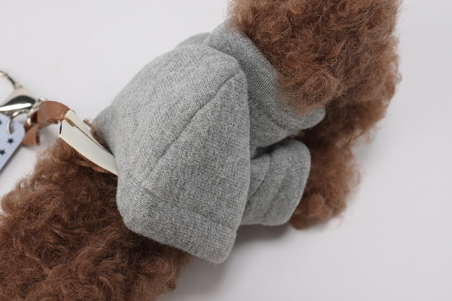 Sweat à capuche gris SFSG avec un chiot griffonné marron