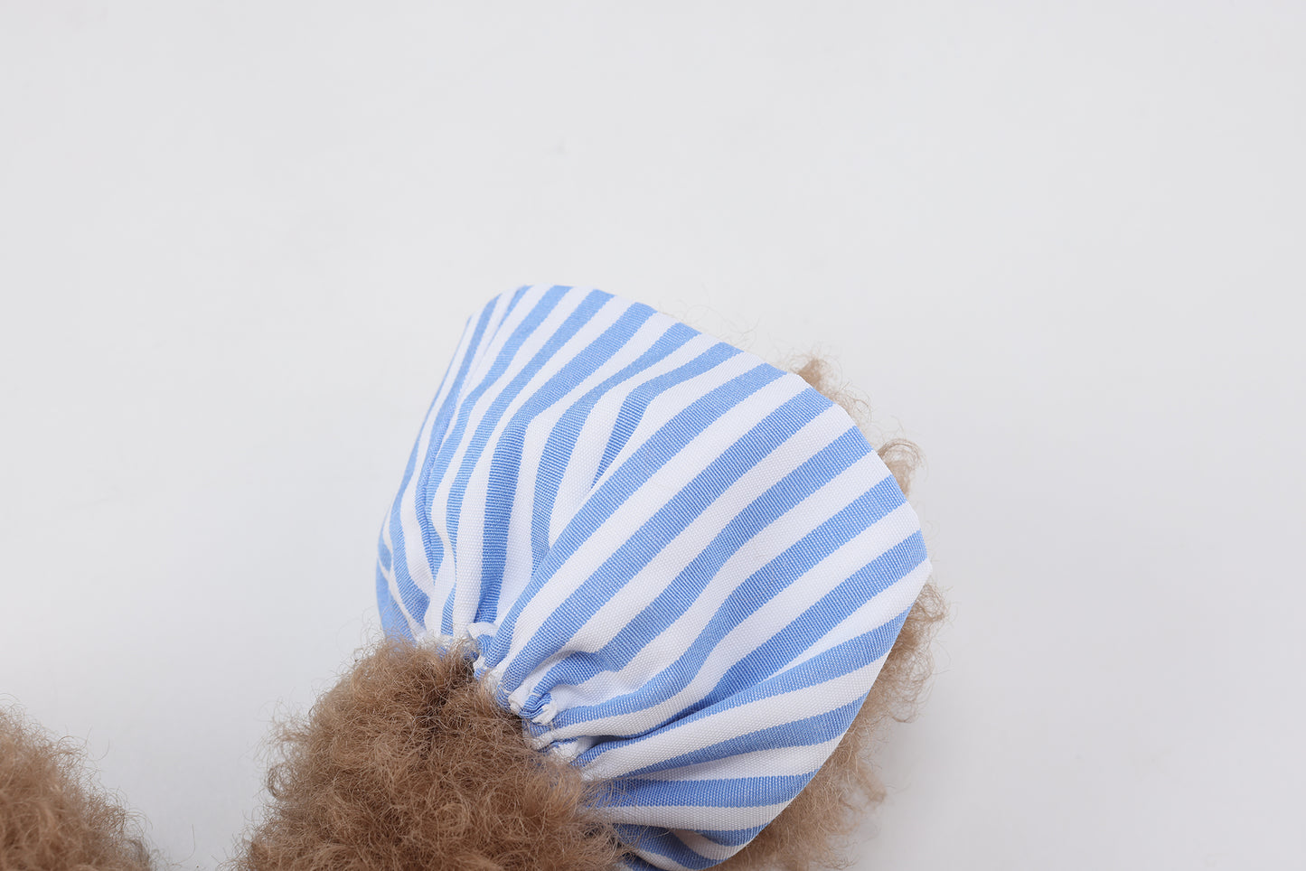 Chiot SFSG Brown Scribbled en jupe rayée bleue