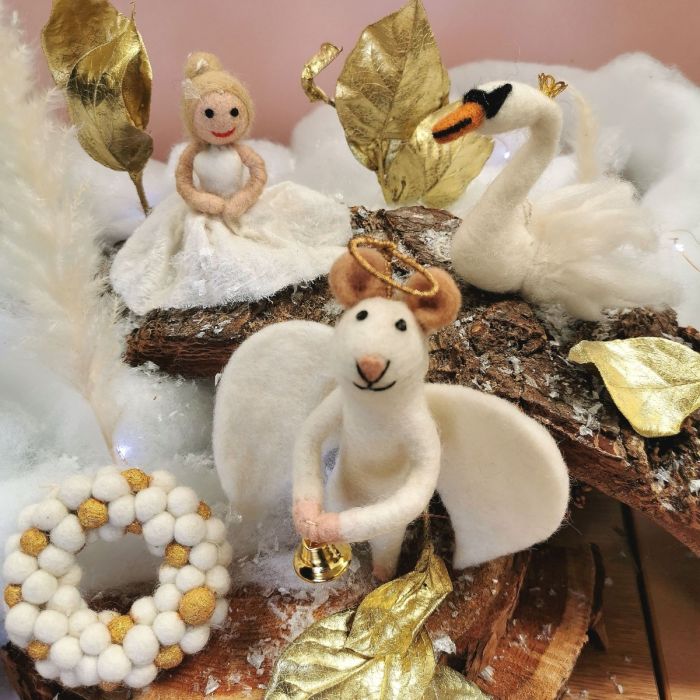 Décoration à suspendre en feutre fait main en forme de ballerine issue du commerce équitable