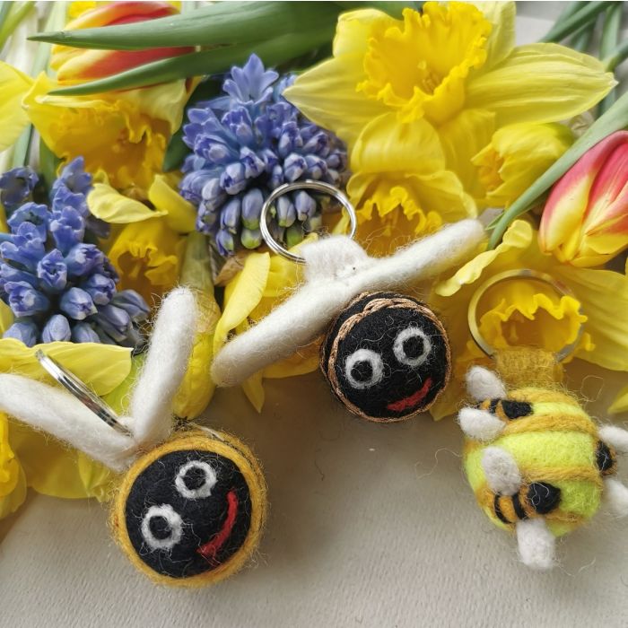Porte-clés abeille en feutre aiguilleté fait main et issu du commerce équitable