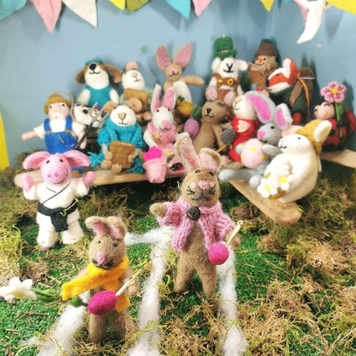 Décoration de Pâques à suspendre en feutre fait main Blossom le lapin