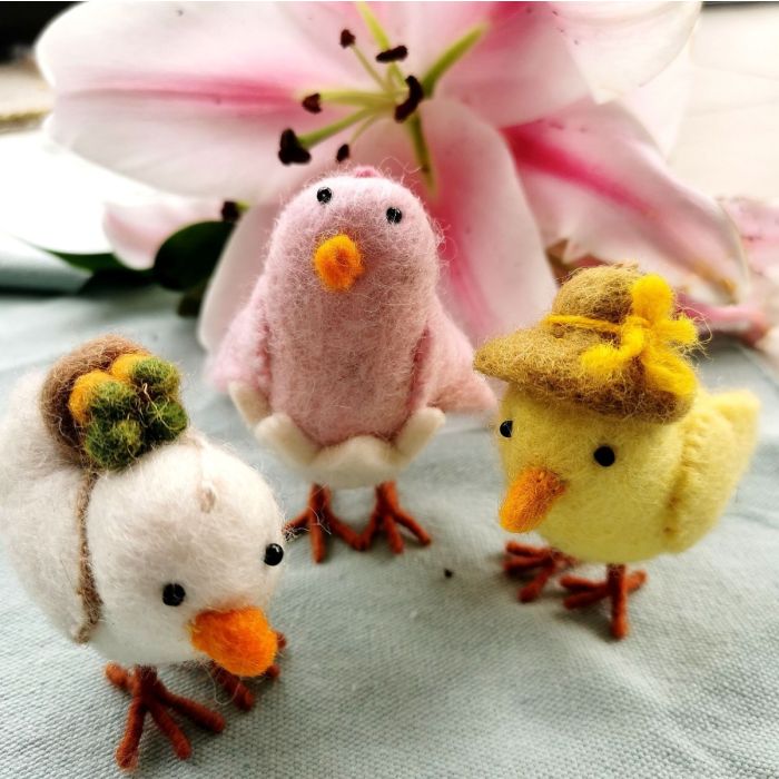 CHMSTBRRote : 100 % sur 100 1 Portez cette broche en forme de gui sur votre pull d'hiver préféré ou sur votre manteau douillet pour répandre un peu de joie festive, et peut-être même un peu de romantisme ? Faites la moue !