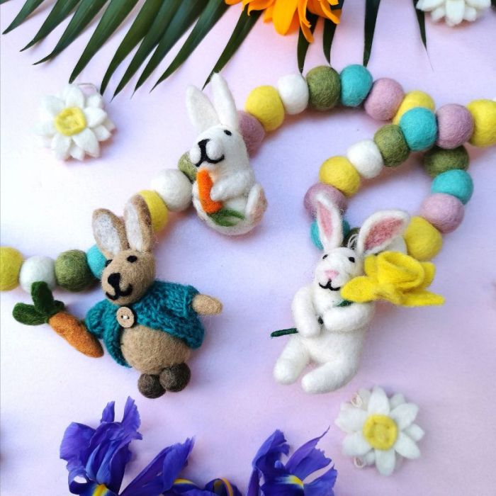 Décoration de Pâques en feutre à suspendre faite à la main, lapin avec carotte