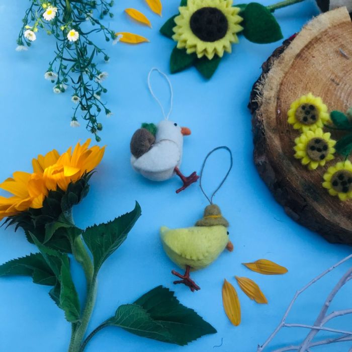 CHMSTBRRote : 100 % sur 100 1 Portez cette broche en forme de gui sur votre pull d'hiver préféré ou sur votre manteau douillet pour répandre un peu de joie festive, et peut-être même un peu de romantisme ? Faites la moue !