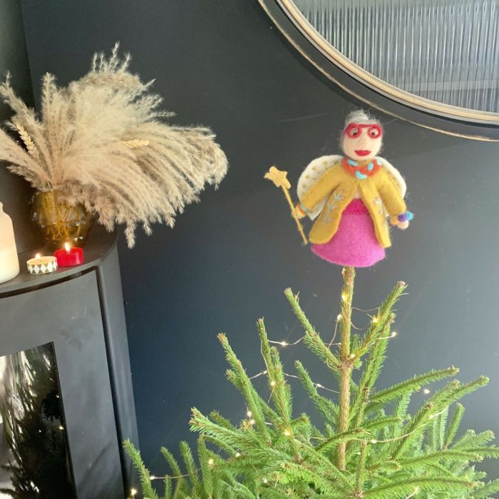 Décoration de sapin de Noël en feutre fait à la main avec une fée marraine