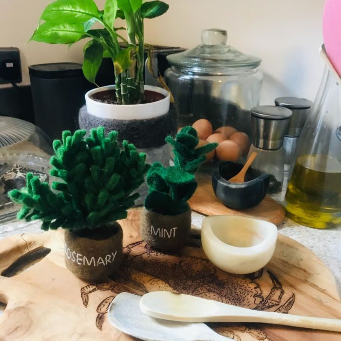 Décoration debout en pot de plantes aromatiques en feutre fait à la main