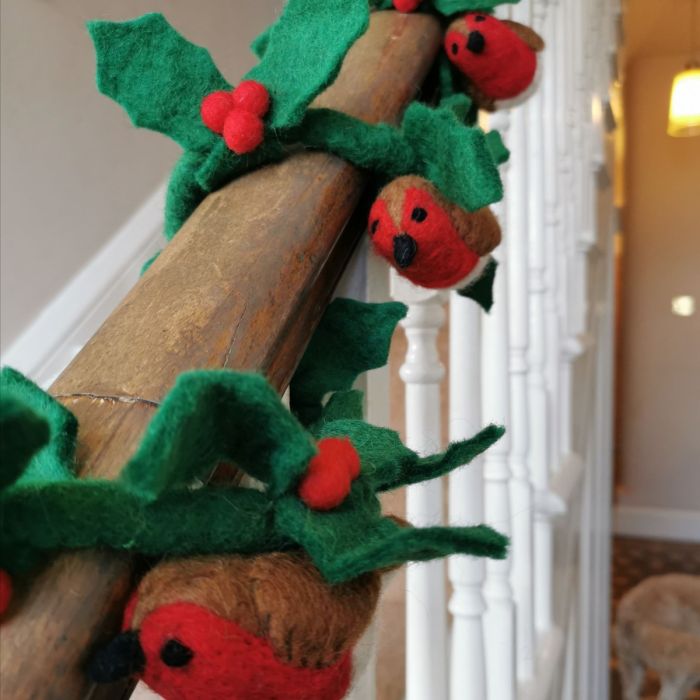 Guirlande de houx biodégradable en feutre fait main avec décoration de Noël en forme de rouge-gorge