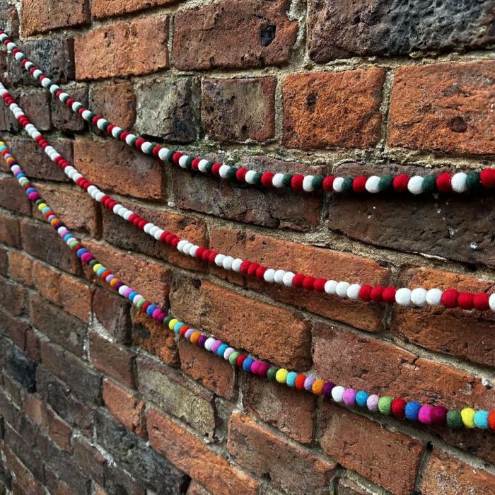 Guirlande de mini pompons traditionnels en feutre fait à la main pour décoration d'intérieur