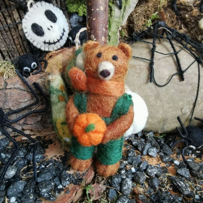 Décoration automnale suspendue en feutre fait main de Radley l'ours