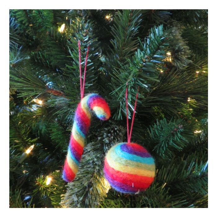 Décoration de Noël suspendue en forme de canne à sucre arc-en-ciel en feutre fait à la main