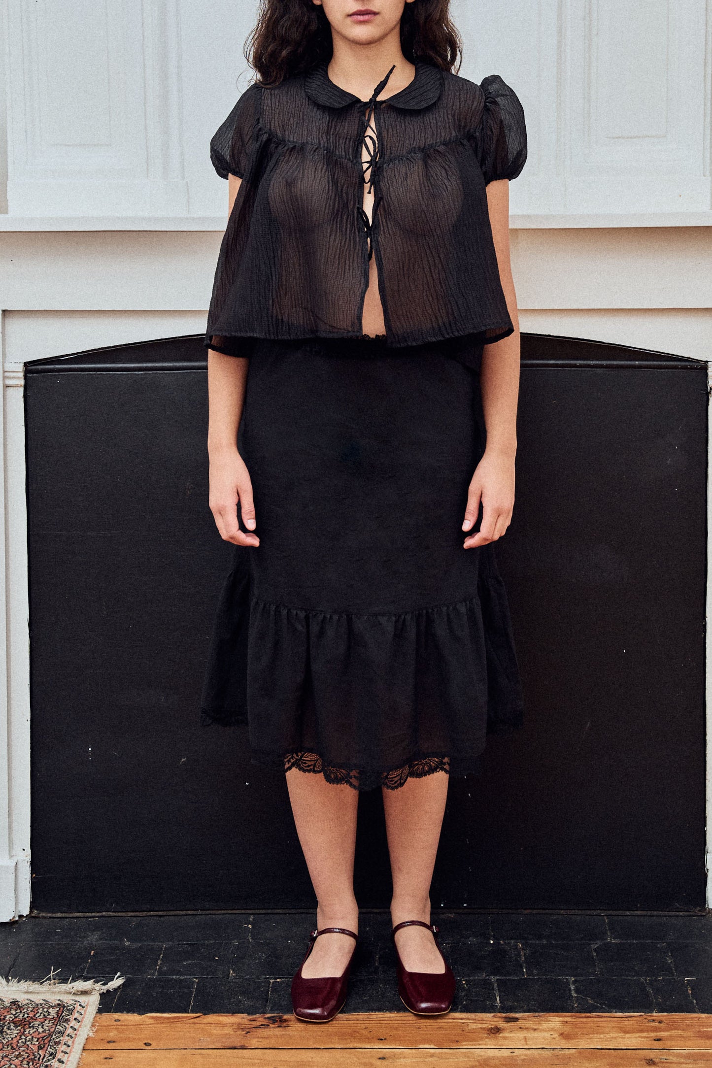 LA GARNOULE – Gloria embossed textured black silk airy blouse）