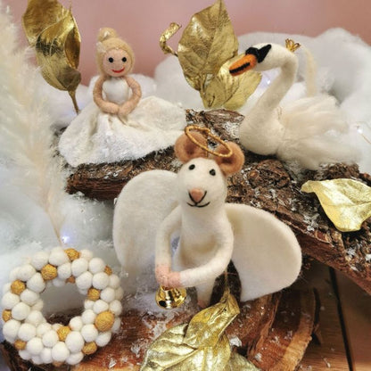 Décoration à suspendre en feutre fait main en forme de ballerine issue du commerce équitable
