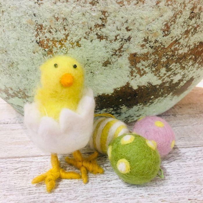 Décoration de Pâques en feutre fait à la main en forme de poussin debout