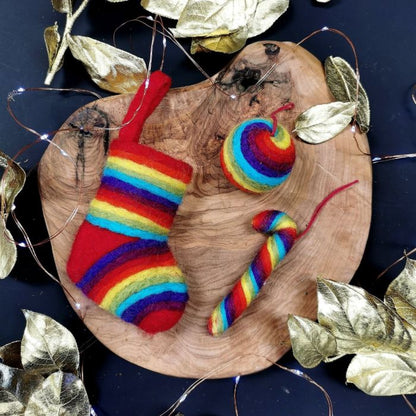 Mini-bas de Noël en feutre fait main avec décoration arc-en-ciel