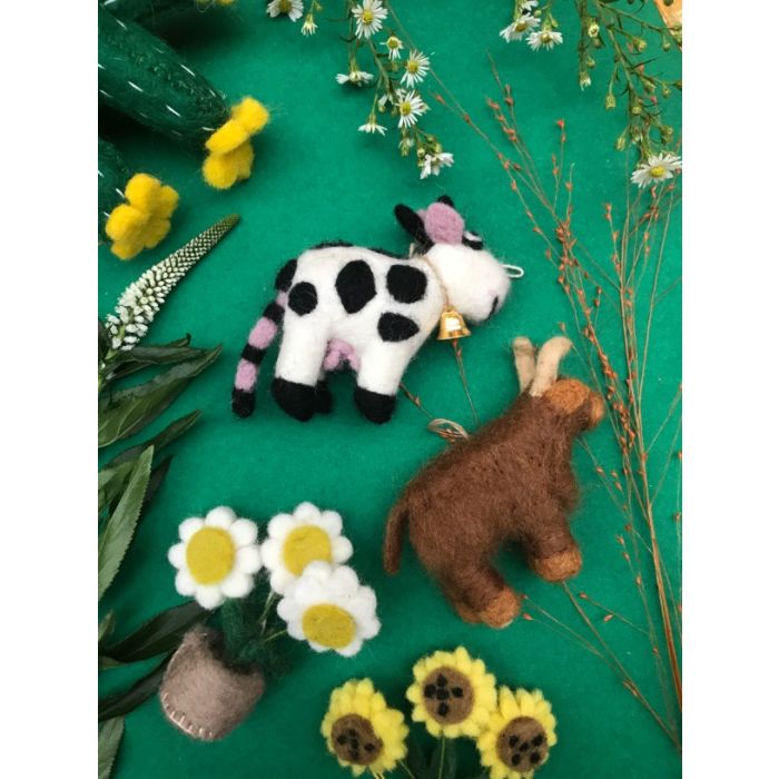 Décoration à suspendre Daisy la vache en feutre aiguilleté fait main