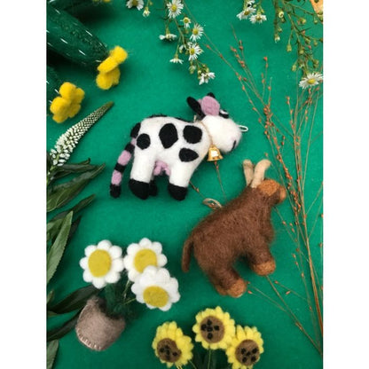 Décoration à suspendre Daisy la vache en feutre aiguilleté fait main