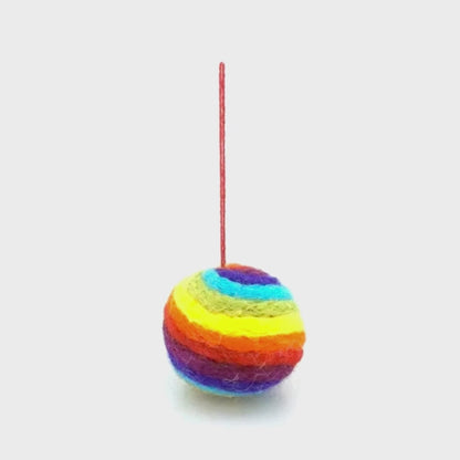 Boule de Noël arc-en-ciel en feutre faite à la main, décoration à suspendre
